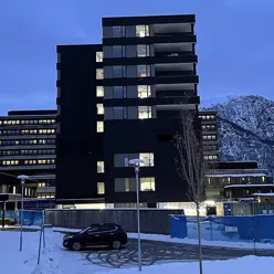 En bygning med et fjell i bakgrunnen