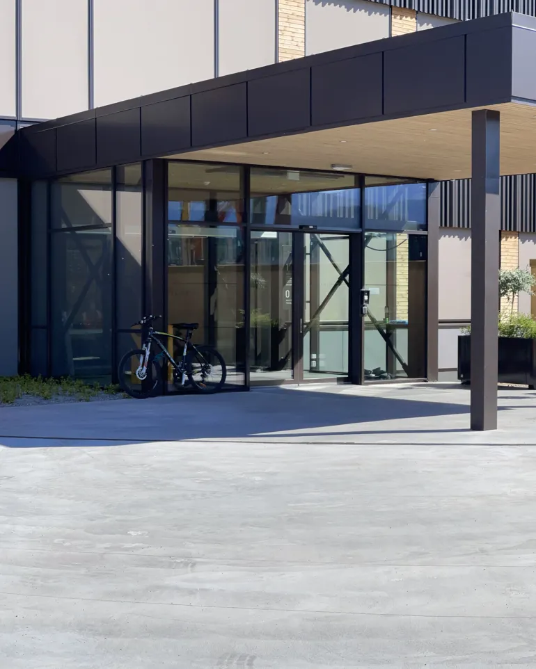 Inngangspartiet til Dagabygget sett frå utsidan