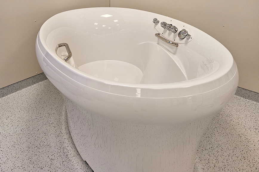 Bilde av eit badekar på fødestova