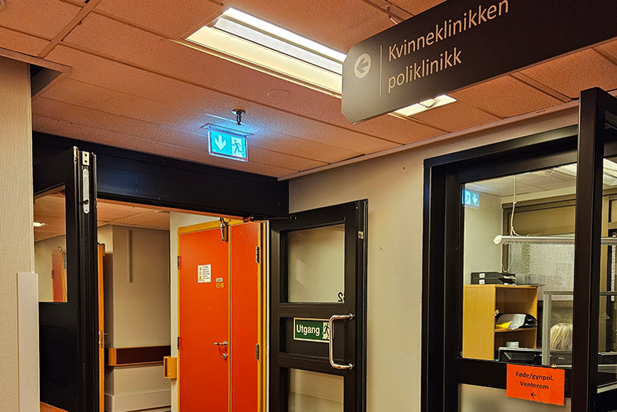 Bilde som viser gangen og inngangspartiet til kvinneklinikken poliklinikk