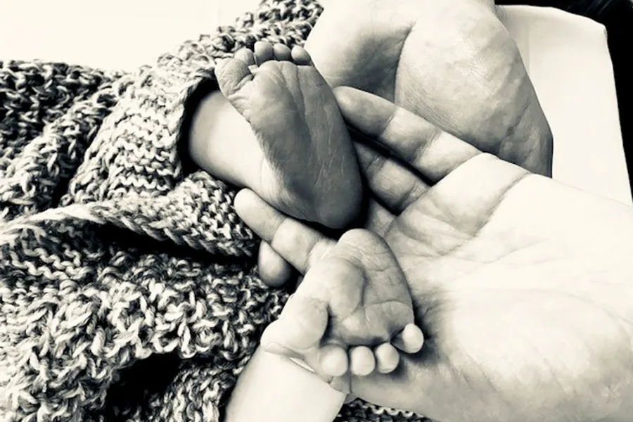 Et nærbilde av en babys føtter