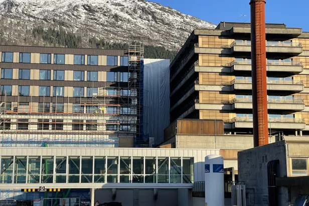 Bilde av eit nytt sjukehusbygg.