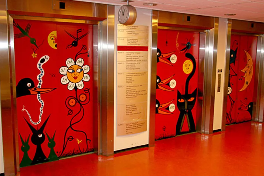 Kunst på dørenene ved Kvinneklinikken, laga av Oddvar Torsheim.