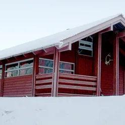 Et rødt hus i snøen