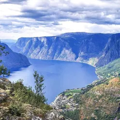naturbilete frå eit fjell med storslått utsikt over Sognefjorden og fjella rundt