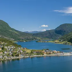 bygda Sogndal med grønkledde fjellsider, fjorden og brua.