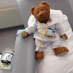 En bamse på en sykehusseng