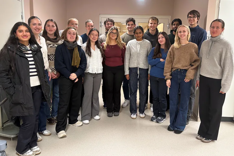 ei gruppe personar som poserer for eit bilde