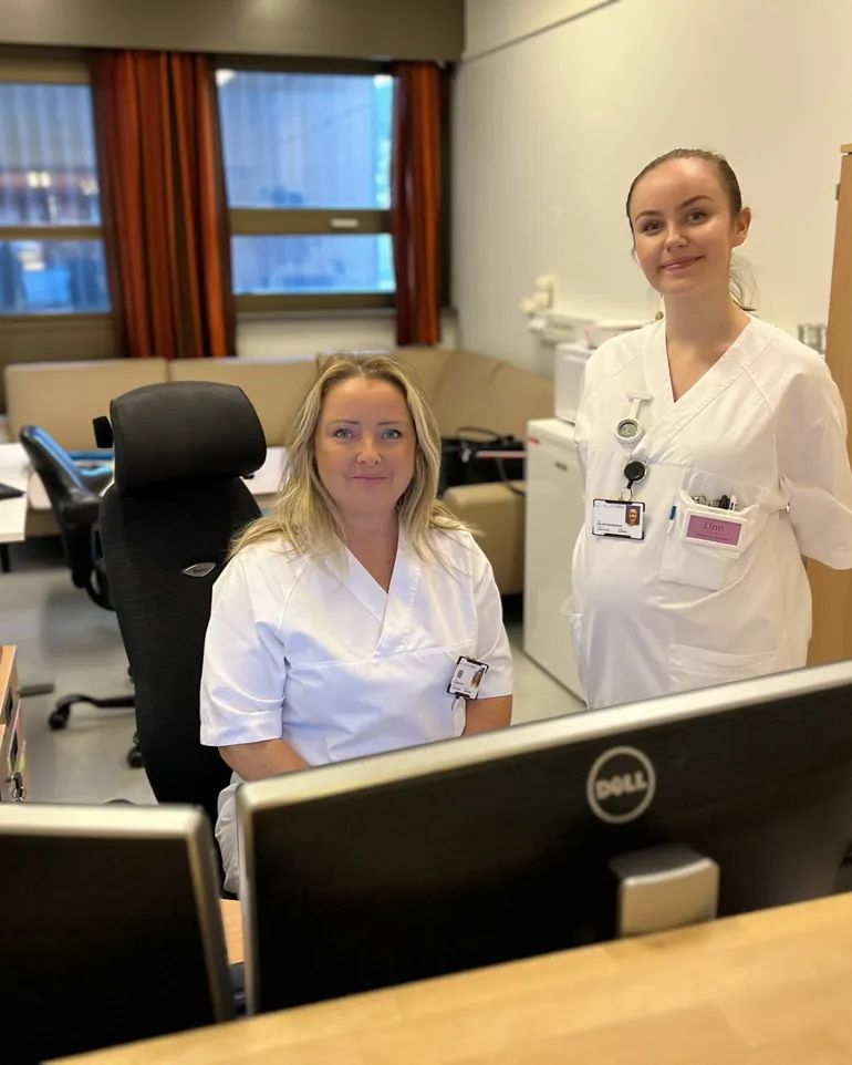 Eit par kvinner på eit kontor